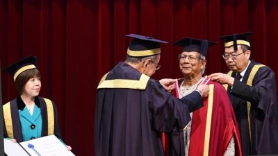 প্রধান উপদেষ্টাকে সম্মানসূচক ডক্টরেট ডিগ্রি প্রদান করলেন সোকা বিশ্ববিদ্যালয়