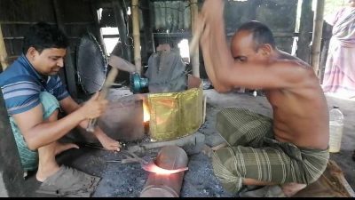 রংপুরের গঙ্গাচড়ায় কামার শিল্পীরা টুং টাং শব্দে ব্যস্ত সময় পার করছে