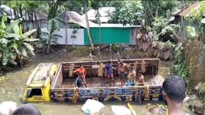 রাজবাড়ী-কুষ্টিয়া আঞ্চলিক মহাসড়কে গরুবাহী একটি ট্রাক নিয়ন্ত্রণ হারিয়ে খাদে উল্টে দুই ব্যবসায়ী নিহত