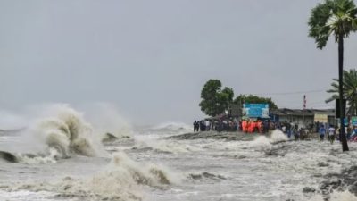 বঙ্গোপসাগরের উপকূল অতিক্রম করছে গভীর নিম্নচাপ, ১৪ জেলায় জলোচ্ছ্বাসের আশঙ্কা