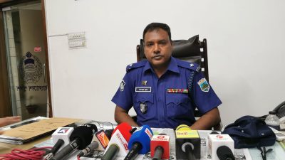 ঈশ্বরদীতে বৈধ বালুবোঝাই ট্রলার বন্ধে ওসি ও পুলিশের বিরুদ্ধে হয়রানির অভিযোগ, অস্ত্র নাটক'