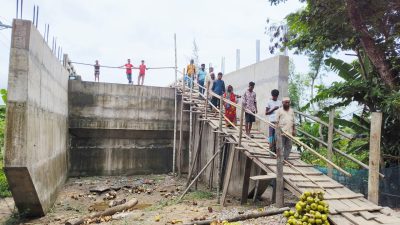 আমতলীতে সোয়া ৬ কোটি টাকার সেতুতে উঠতে লাগছে মই