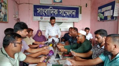 কলাপাড়ায় মাইজভান্ডারি খানকার জমির টাকা আত্মসাত ও প্রতারনার অভিযোগে চাচা ও চাচাতো ভাইদের বিরুদ্ধে সংবাদ সম্মেলন।। কলাপাড়া (পটুয়াখালী) প্রতিনিধি : পটুয়াখালীর কলাপাড়ায় মাইজভান্ডার খানকা শরীফের নামে দেওয়া ভূমির অধিকগ্রহণকৃত টাকা ও পৈত্রিক সম্পত্তির অধিগ্রহনকৃত ক্ষতিপূরনের টাকা আত্মসাত। পাওনা টাকা না দিয়ে উল্টো মিথ্যা চুরির মামলায় জেল খাটানো এবং বর্তমানে জীবননাশের হুমকির অভিযোগ তুলে সৎ চাচা ও চাচাতো ভাইয়ের বিরুদ্ধে সাংবাদিক সম্মেলন করেছেন মিঠু হাওলাদার (৩৫) নামের এক যুবক। শনিবার দুপুর ১২টায় কলাপাড়া রিপোর্টার্স ইউনিটির মিলনায়তনে এ সংবাদ সম্মেলন অনুষ্ঠিত হয় । এসময় লিখিত বক্তব্য পাঠ করেন মিঠু হাওলাদার। সংবাদ সম্মেলনে মিঠুর স্ত্রী শাহিনুর বেগম, মা আছমা বেগম ও চাচি কাজল রেখাসহ স্বজনরা উপস্থিত ছিলেন। লিখিত বক্তব্যে মিঠু হাওলাদার বলেন, আমার বাবা জহিরুল ইসলাম নয়া হাওলাদার মাইজ ভান্ডার শরীফের একজন মুরিদ ছিলেন। তিনি খানকা শরীফেরও সভাপতি ছিলেন। আমার বাবা ও আমার দাদা ওয়াজেদ আলী হাওলাদারের নামে ১৫ নং জে.এল বানাতীপাড়া মৌজায় এস.এ ৪১ ও ৪৫ নং খতিয়ানের এস.এ ২৫৫ নং দাগে ২ একরের বেশি সম্পত্তি ও মাইজভান্ডার শরীফের ঘর ছিলো। ২০০২ সালে আমার বাবা খানকা শরীফের নামে ওই জমি থেকে ৯ শতাংশ জমি দান করেন। ২০০৩ সালে আমার বাবা মৃত্যু বরন করার পরে আমার চাচা নাসির হাওলাদার ওই খানকা শরীফের সভাপতির দায়িত্ব নেন। পরে পায়রা বন্দর নির্মানের জন্য ওই ঘর ও জমি অধিগ্রহন করা হলে সে নিজে ঘরের টাকা উত্তোলন করে আত্মসাত করেন। শুধু এই ঘরের টাকা আত্মসাতই নয় পায়রা বন্দর কৃর্তপক্ষ ওই খানকা ঘরের পরিবর্তে লালুয়া হাসনাপাড়ায় একটি 'এ টাইপ' ঘর দিলে সেটাও তিনি দখল করেন। মিঠু আরও বলেন, আমার জানামতে আমার দাদার এসএ বানাতী মৌজায় ১০০ নং খতিয়ানের ৫৯৩ দাগের ১ একর ৪২ শতাংশ, ৬৯৯ নম্বর দলিলে ৬৬ শতাংশ ও ৯৯ খতিয়ানের ৫৮৭ দাগের ২ একর ৭৪ শতাংশ জমি ছিলো। আমার দাদার ৩ জন স্ত্রী ছিলেন। ৩ নম্বর স্ত্রীর ৫ জন ছেলে ওয়ারিশ সূত্রে কোন জমি আজ পর্যন্ত আমার বড় চাচা নাসির হাওলাদার বুঝিয়ে দেয়নি। তিনি তার ছেলে মাকসুদ হাওলাদার, মিজান হাওলাদার ও হালিম হাওলাদারের নামে বিএস রেকর্ড করে নেন। পরে ওই জমি শের-ই-বাংলা নৌঘাটি নির্মানের লক্ষে অধিগ্রহন করলে তিনি সব টাকা উত্তোলন করে আত্মসাত করেন। বিষয়টি বুঝতে পেরে আমরা আমাদের ওয়ারিস সূত্রের সম্পত্তির ভাগ চাইলে সে নানা রকম তালবাহানা শুরু করে। অদ্যবধি সে আমাদের জমি বা টাকা বুঝিয়ে দেয়নাই। ভূক্তভোগী মিঠু হাওলাদার বলেন, আমার চাচা নাসির হাওলাদারের ছোট ছেলে হালিম হাওলাদার লালুয়া ইউনিয়ন স্বেচ্ছাসেবক লীগের সভাপতি ও পটুয়াখালী এলএ শাখার একজন দালাল। ২০১৯ সে বানাতী বাজারের মেলাপাড়া গ্রামে জমি কেনার কথা বলে আমার কাছ থেকে ৫ লাখ টাকা ধার নেয়। টাকা ধার নেয়ার বিষয়ে তার এবং আমার কথোপকথনের একটি অডিও রেকর্ড প্রমান হিসাবে রয়েছে। দুই মাসের মধ্যে আমার টাকা ফেরত দেয়ার কথা। কিন্তু দীর্ঘ দিনেও সে টাকা ফেরত না দেয়ায় ৫ মাস আগে আমি কলাপাড়ার সেনাবাহিনীর কাছে একটি লিখিত অভিযোগ করি। সেনাবাহিনী বিষয়টি আমলে নিয়ে লালুয়া ইউনিয়ন পরিষদ চেয়ারম্যানকে বিষয়টি সমাধানের জন্য বলেন। কিন্তু চেয়ারম্যান ৪ বার সালিশ বৈঠক ডেকেও বিষয়টি মিমাংসা করতে পারেননি। পরে এপ্রিল মাসে আমার চাচাতো ভাইয়েরা লালুয়ার হাসনাপাড়া গ্রামে একটি ট্রলারের মালামাল চুরির মিথ্যা মামলায় আমাকে ষড়যন্ত মূলক ফাঁসিয়ে দেন। এ মামলায় আমি ২৩ দিন জেলে ছিলাম। দীর্ঘ দিনেও আমার পাওনা টাকা না পাওয়ায় আমার স্ত্রী শাহিনুর বেগম ২০ মে আমার চাচাচো ভাই সহ ১৩ জনের নামে কলাপাড়া সিনিয়র জুডিশিয়াল ম্যাজিস্ট্রেট আদালতে একটি মামলা দায়ের করেন। তিনি আরও বলেন, শুধু মাত্র পাওনা টাকা ফেরত চাওয়া ও অংশীদার হিসেবে জমি বুঝে পাওয়ার জন্য আমার চাচা ও চাচাতো ভাইয়েরা আমার সম্মান হানি করেছে। বর্তমানে তারা আমাকে মেরে ফেলার হুমকি ধামকি দিচ্ছেন। আমি সুবিচার পাওয়ার জন্য প্রশাসনের হস্তক্ষেপ কামনা করছি। এ বিষয়ে জানতে নাসির হাওলাদারের মুঠো ফোনে যোগাযোগ করা হলে তিনি বলেন, মিঠু নিজে জমিজমার বিরোধ নিয়ে আদালতে একটি দেওয়ানি মামলা করেছে, সে মামলা আদালতে চলমান রয়েছে। এছাড়া সে সিনিয়র জুডিশিয়াল ম্যাজিষ্ট্রেট আদালতেও আমার ছেলে ও স্বজনদের নামে একটি মিথ্যা মামলা দায়ের করেছেন। আমাদের বিরুদ্ধে যে অভিযোগ আনা হয়েছে তা সম্পূর্ন মিথ্যা ও বানোয়াট। অভিযুক্ত হালিম হাওলাদার বলেন, আমার সঙ্গে মিঠুর টাকা পয়সার লেনদেন হয়নাই। আমার বিরুদ্ধে যে অভিযোগ আনা হয়েছে তা সম্পূর্ন মিথ্যা ও ভিত্তিহীন। ### মোয়াজ্জেম হোসেন কলাপাড়া ২১/০৬/২০২৫ ০১৭১৮-৬২২৯১৯