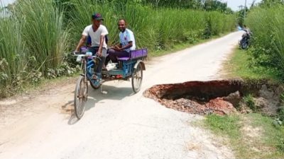 পাঁচবিবিতে রাস্তা ভেঙে যাওয়ায় চলাচলে দুর্ভোগ