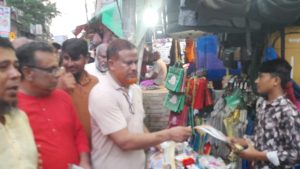 খিলক্ষেতে লিফলেট বিতরণ করলেন ঢাকা-১৮ আসনের বিএনপির এমপি পদপ্রার্থী মোস্তফা জামা