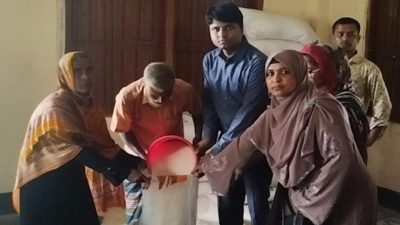 নরসিংদীর বেলাবোতে ভিজিএফ কার্ডের চাল বিতরণ করেন, নীলফামারী জেলার কৃতি সন্তান এম.এ. করিম নির্বাহী অফিসার