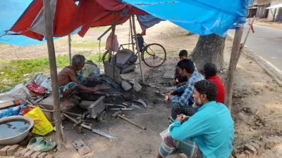 পাঁচবিবিতে এই ঈদে কামারপল্লীতে কাজ কম থাকায় অলস সময় পার করছেন কর্মকাররা