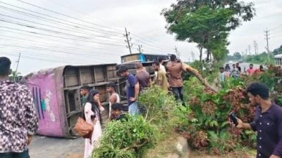ভালুকায় সড়ক দুর্ঘটনায় ভিআইপি পরিবহনের হেল্পারের মৃত্যু, আহত ৬