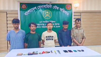 সাভারে দেশীয় অস্ত্রসহ কুখ্যাত পাঁচ ছিনতাইকারী গ্রেপ্তার করেছে যৌথ বাহিনী