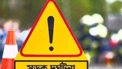 বারবার প্রাণহানির ঘটনা: এক্সিডেন্টে 'রাজা' হয়ে উঠছে ময়মনসিংহ-হালুয়াঘাট মহাসড়ক! ময়মনসিংহ, জুন ২০২৫ — প্রতিদিন ঘুম ভাঙার সাথে সাথে আরেকটি দুর্ঘটনার খবর—এ যেন এখন ময়মনসিংহ-হালুয়াঘাট মহাসড়কের নিয়মিত রুটিন। কেউ বলছেন, “এই রোডটা যেন এক্সিডেন্টের রাজা!” আর কেউ বলছেন, “এ রোডে বের হলে প্রাণ হাতে নিয়েই বের হতে হয়!” 🛣️ ঈদের পর মাত্র কয়েক দিনের ব্যবধানে ঘটেছে দুটি বড় দুর্ঘটনা— 📍 ফুলপুর: জীবন থেমে যায় এক ঝটকায় ঢাকামুখী একটি যাত্রীবাহী বাস ও হালুয়াঘাটগামী মাহিন্দ্রা মুখোমুখি সংঘর্ষে ঘটে যায় ভয়াবহ দুর্ঘটনা। ঘটনাস্থলেই প্রাণ হারান ৫ জন, পরে হাসপাতালে মৃত্যু হয় আরও ৩ জনের। আহত হন অন্তত ১৫ জন। বিলাপ আর আহাজারিতে ভরে ওঠে পুরো এলাকা। 📍 তারাকান্দা: অ্যাম্বুলেন্স বনাম সিএনজি, রক্ষা পেল না কেউ রামচন্দ্রপুর এলাকায় ঘটে আরেকটি মর্মান্তিক ঘটনা। হালুয়াঘাটগামী একটি অ্যাম্বুলেন্স ও ময়মনসিংহগামী একটি সিএনজি মুখোমুখি সংঘর্ষে ৩ জন নিহত হন, আরও কয়েকজন আহত অবস্থায় হাসপাতালে। ❗ কেন বারবার এমন দুর্ঘটনা? ✅ অতিরিক্ত গতিসীমা অতিক্রম ✅ চালকের অসতর্কতা ও ঘুম ✅ ওভারটেকিং প্রতিযোগিতা ✅ সংকীর্ণ ও গর্তযুক্ত রাস্তা ✅ ট্রাফিক নিয়ন্ত্রণ ও নজরদারির অভাব 🚨 এই রোডে যেন মৃত্যুর ওয়েটিং লাইন! লোকজন বলছেন, "ময়মনসিংহ-হালুয়াঘাট সড়কে যাত্রা মানেই আতঙ্ক!" এই রুটে নিয়ন্ত্রণ হারিয়ে গাড়ির উল্টে পড়া, বাস-মাহিন্দ্রা সংঘর্ষ, মোটরসাইকেল দুর্ঘটনা প্রায় রোজকার ঘটনা হয়ে উঠেছে। 📢 আমরা কি চাই? 🔸 প্রতিটি দুর্ঘটনার তদন্ত ও বিচার 🔸 ট্রাফিক পুলিশের টহল বৃদ্ধি 🔸 স্পিড ব্রেকার ও সাইনবোর্ড স্থাপন 🔸 দুর্ঘটনাপ্রবণ এলাকাগুলোতে বিশেষ নজরদারি 🔸 গণসচেতনতা বৃদ্ধি— চালক ও যাত্রীর নিরাপত্তা যেন সর্বাগ্রে