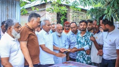 গাবতলী উপজেলার দুর্গাহাটা ইউনিয়নের বেতুয়ারকান্দি গ্রামের ক্যান্সারে আ'ক্রান্ত তাসলিমাকে দেখতে জান.....................সাবেক মেয়র সাইফুল