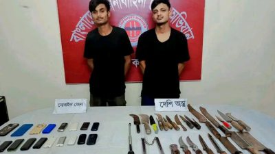বগুড়ায় সেনাবাহিনীর অভিযানে দেশীয় অস্ত্র ও ছিনতাইকৃত মোবাইল সহ কিশোর গ্যাংয়ের দুই সদস্য আটক