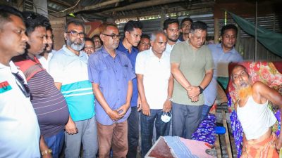 বগুড়া গাবতলী পূর্বপাড়ায় অসুস্থ বিএনপির কর্মী ময়না কে দেখতে যান..........সাবেক মেয়র সাইফুল