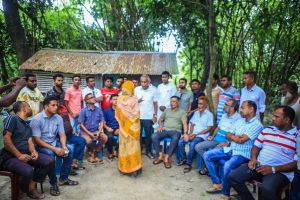 বগুড়া গাবতলী পূর্বপাড়ায় অসুস্থ বিএনপির কর্মী ময়না কে দেখতে যান..........সাবেক মেয়র সাইফুল