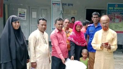 গাবতলীর দক্ষিণপাড়া ইউনিয়ন পরিষদে ভিডব্লিউবি'র চাল বিতরণ
