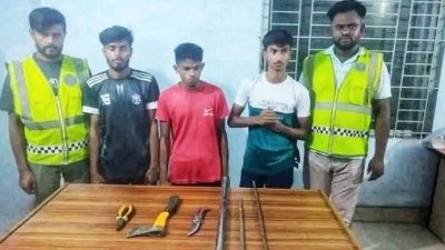 অস্ত্রসহ চার ছিনতাইকারী গ্রেপ্তার, কোতোয়ালি থানা পুলিশের অভিযান