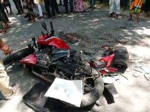 ট্রাক ও মোটরসাইকেলের মুখোমুখি সংঘর্ষে প্রাণ গেল দুই যুবকের