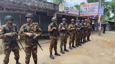 দিনে সেনাবাহিনী-র‌্যাব-পুলিশের চিরুনি অভিযানে আটক