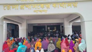 আ.লীগ নেতার মদের ব্যবসা বন্ধের দাবিতে পাবনা ডিসি অফিস ঘেরাও-বিক্ষোভ