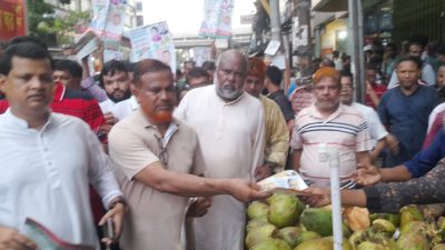 খিলক্ষেতে লিফলেট বিতরণ করলেন ঢাকা-১৮ আসনের বিএনপির এমপি পদপ্রার্থী মোস্তফা জামা
