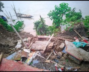 নদী ভাঙ্গন আতংকে দিশেহারা চাতলপাড়বাসী