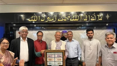 গভর্নর আজ প্রধান উপদেষ্টার কাছে নতুন নকশার ব্যাংক নোট হস্তান্তর করেছেন