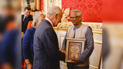 ‘কিং চার্লস তৃতীয় হারমোনি অ্যাওয়ার্ড’ গ্রহণ করেছেন ড. মুহাম্মদ ইউনূস