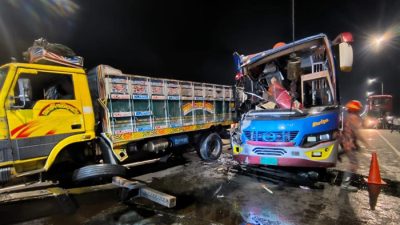 পদ্মা সেতুতে ট্রাককে যাত্রীবাহী বাসের ধাক্কা, নিহত ২