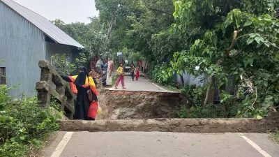ভারি বৃষ্টিতে ব্রিজ ধস, দুর্ভোগে হাজারো মানুষ